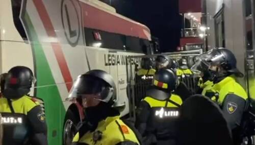 Piłkarze Legii wyprowadzeni w kajdankach po meczu z holenderskim AZ Alkmaar! Jest reakcja premiera