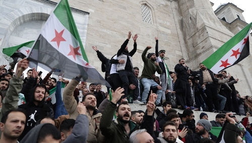 Zwolennicy syryjskiej opozycji mieszkający w Turcji machają syryjską flagą opozycji i świętują przejęcie Damaszku przez rebeliantów