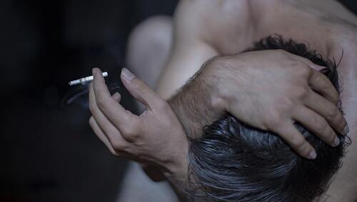 Mężczyzna, papieros. Ilustracja poglądowa