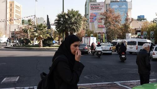 Irańska kobieta z chustą na głowie