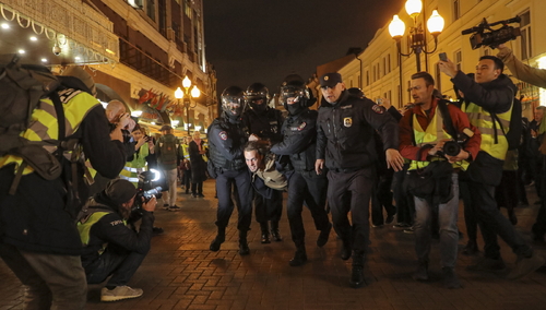 Moskwa, 21 września 2022 r.. Rosyjscy policjanci zatrzymują uczestnika nielegalnego protestu przeciwko mobilizacji