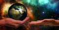 Kula ziemska w dłoniach - zdjęcie poglądowe