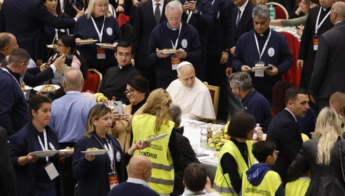 Leon XIV na obiedzie z ubogimi