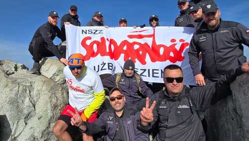 Funkcjonariusze SW z flagą 45-lecia NSZZ "S" na Rysach