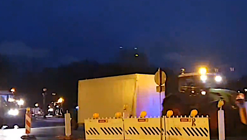 Niemieccy protestujący rolnicy jadą pod Bramę Brandenburską w Berlinie