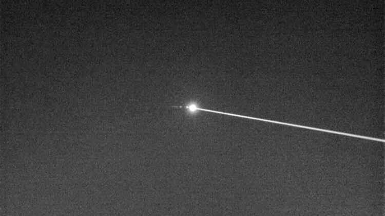 Dron trafiony promieniem systemu laserowego wysokiej mocy