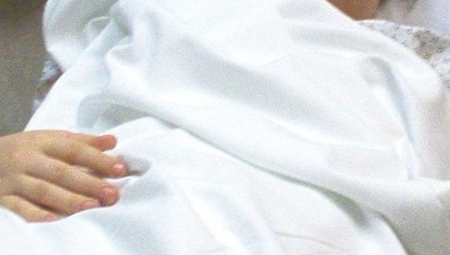 Pacjentka w szpitalŚledczy ustalili kto jest ojcem dziecka 13-latki, która trafiła do szpitala w Kielcach. Jest to 71-letni mężczyzna.u, zdjęcie ilustracyjne / Flickr.com/Eric Lewis/(CC BY-SA 2.0)