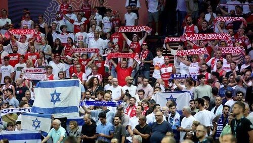 Polscy i izraelscy kibice przed meczem grupy D mistrzostw Europy koszykarzy