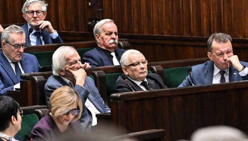 Posłowie PiS z Jarosławem Kaczyńskim w Sejmie