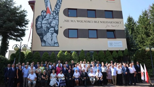 „Nie ma wolności bez Solidarności”. Na budynku rzeszowskiej „S” odsłonięto wyjątkowy mural