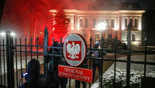 Warszawa: Policja wyprowadziła siłą spod TK osoby, które nie dały się wylegitymować. Wśród nich Marta Lempart