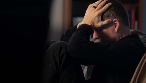 Zmartwiony mężczyzna, zdjęcie poglądowe