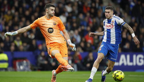 Bramkarz Barcelony Joan Garcia (z lewej) w akcji podczas meczu piłki nożnej hiszpańskiej LaLiga pomiędzy RCD Espanyol i FC Barcelona w Barcelonie