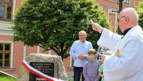 Poświęcenie tablicy upamiętniającej 40. rocznicę powstania Duszpasterstwa Ludzi Pracy w bielskiej katedrze św. Mikołaja