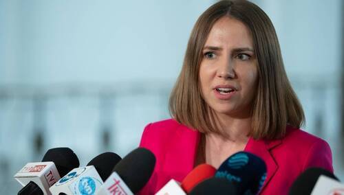 Anna Bryłka, eurodeputowana Konfederacji podczas konferencji prasowej