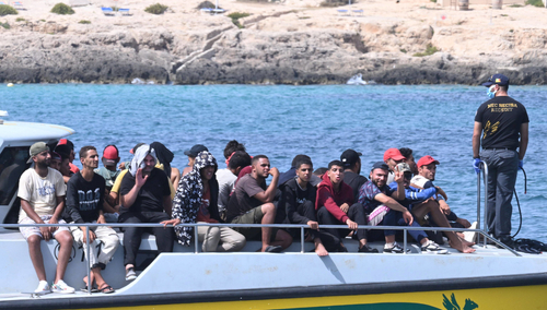 Imigranci przypływający na Lampedusę