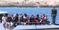 Imigranci przypływający na Lampedusę