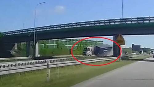 [WIDEO] Groźny wypadek na A1. Potężne zderzenie dwóch ciężarówek