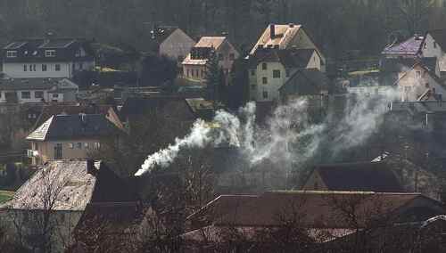 Według PAS najwięcej zapłacą użytkownicy kotłów olejowych, porem kotłów gazowych i kopciuchów na drewno (zdj. ilustracyjne)