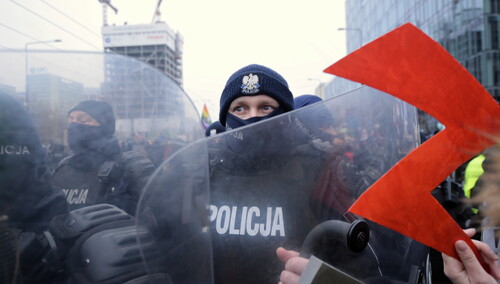 [video] Nielegalne zgromadzenie kieruje się ku domowi Kaczyńskiego? Gmyz: "Homeopatyczne dawki demonstrantów"