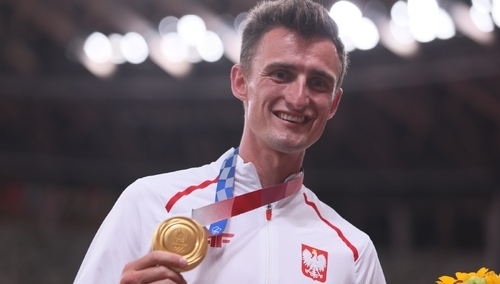 Igrzyska Olimpijskie - Tokio 2020, 7 bm. Polak Dawid Tomala ze złotym medalem zdobytym w chodzie na 50 km mężczyzn.