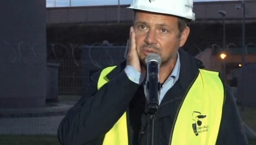 Policja w warszawskim ratuszu. Trzaskowski grzecznie: "Deklaruję pełną współpracę"