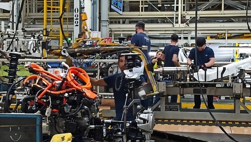 Linia montażowa w jednej z fabryk Stellantis - zdjęcie poglądowe