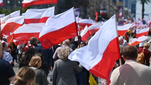 Uczestnicy marszu poparcia dla Karola Nawrockiego