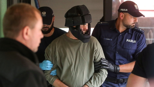 Mężczyzna podejrzany o zabójstwo swojego 14-letniego syna wyprowadzany z siedziby Prokuratury Rejonowej w Zakopanem