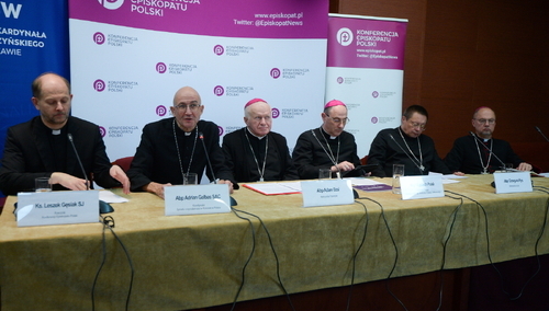 Od lewej: o. Leszek Gęsiak SJ - rzecznik KEP, abp Adrian Galbas, abp Adam Szal, abp Wojciech Polak, abp Grzegorz Ryś, bp Sławomir Oder