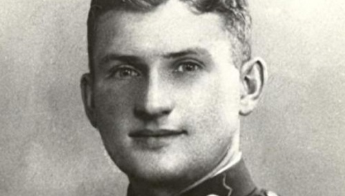 Osiem gwiazdek na czole ppłk Łukasza Cieplińskiego „Pługa”. Dzicz pomazała mural w Krakowie [FOTO]