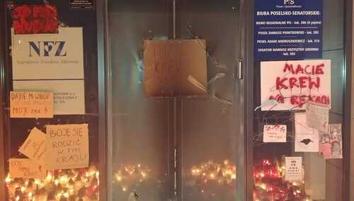 ślady ognia na biurze poselskim PiS w Białymstoku