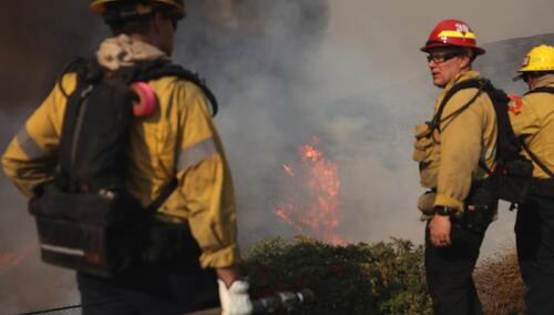 Strażacy gaszą pożar w Los Angeles