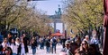 Brama Brandenburska. Berlin. Ludzie, turyści, migranci