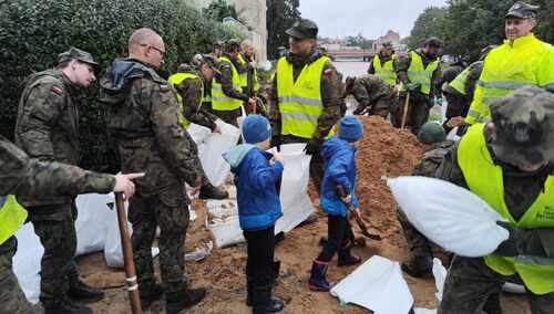 Układanie worków z piaskiem