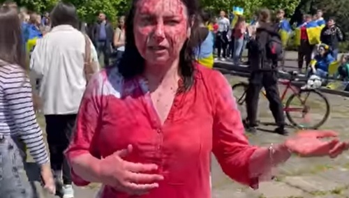 "Pod ochroną uciekłam z Warszawy". Nowe informacje ws. dziennikarki, która oblała farbą ambasadora Rosji