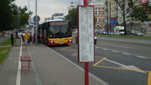 Fot. ilustracyjna, przystanek autobusowy w Warszawie
