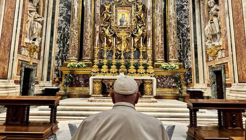Papież Franciszek przed ikoną Salus Populi Romani w bazylice Santa Maria Maggiore