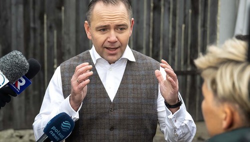 Karol Nawrocki podczas wizyty w gospodarstwie rolnym w miejscowości Słup