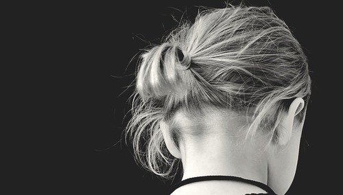 Smutna dziewczynka. Ilustracja poglądowa