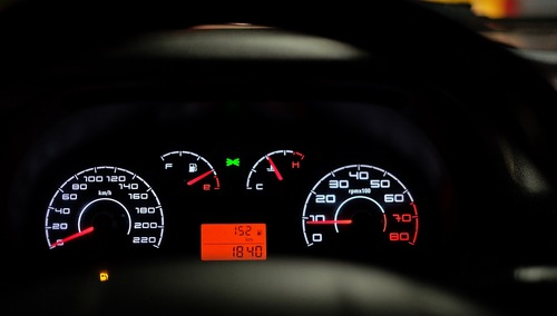Szybkościomierz w samochodzie