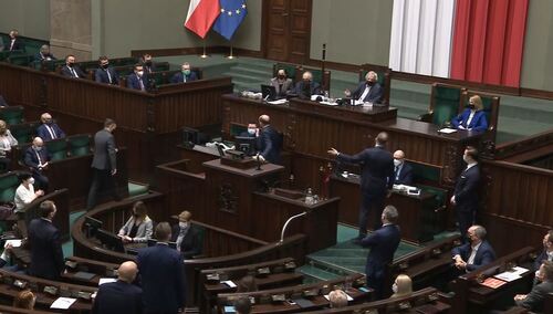 [video] "Co to jest?!". "Siadaj, Nitras!". Awantura w Sejmie. Spięcie marszałka Terleckiego z posłami PO