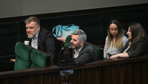 Adrian Zandberg (z lewej) w Sejmie