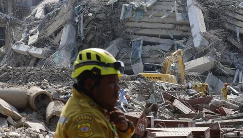 Ratownicy przeszukują gruzy budynku po trzęsieniu ziemi w Tajlandii