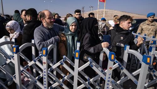 Syryjscy uchodźcy na granicy z Turcją