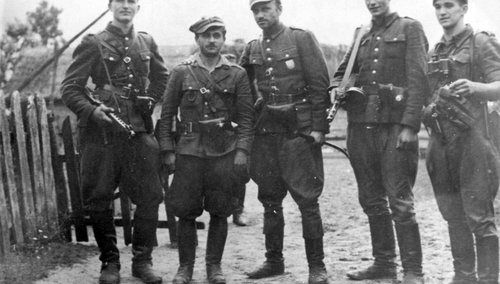 Żołnierze 5 Wileńskiej Brygady AK. Od lewej: ppor. Henryk Wieliczko „Lufa”, por. Marian Pluciński „Mścisław”, mjr Zygmunt Szendzielarz „Łupaszka”, wachm. Jerzy Lejkowski „Szpagat”, por. Zdzisław Badocha „Żelazny”