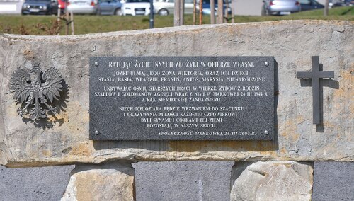 Tablica pamiątkowa. Uroczystości z okazji Narodowego Dnia Pamięci Polaków ratujących Żydów pod okupacją niemiecką w Markowej