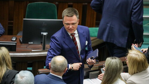 Szymon Hołownia na sali obrad Sejmu