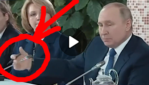 Ręka Putina "przenika" przez mikrofon