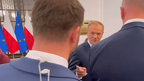 Donald Tusk z palcem uniesionym w kierunku Miłosza Kłeczka